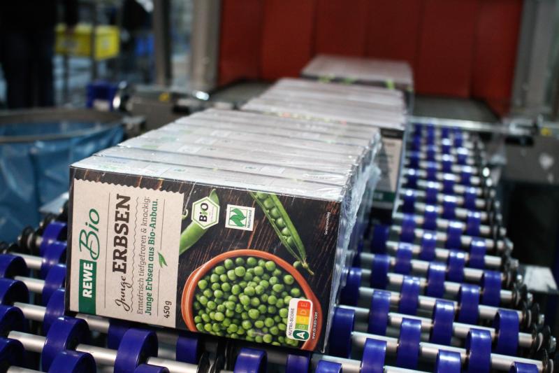 Fardelage automatique de boîtes de légumes surgelés en carton chez PolarPack