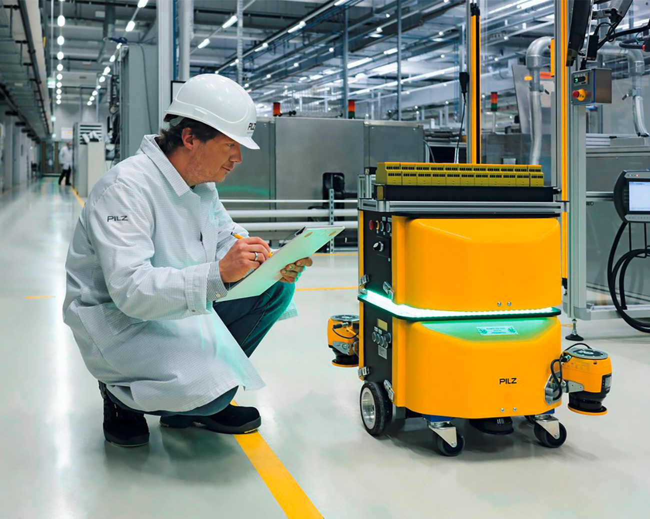 F_Press_A_Material_Handling_AGV_with_PSENscan_Production_Engineer_with_helmet_coat_IMG_0346_cold1_v0_crop