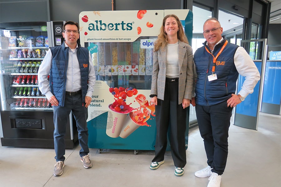 Un robot réalise automatiquement des boissons fruitées