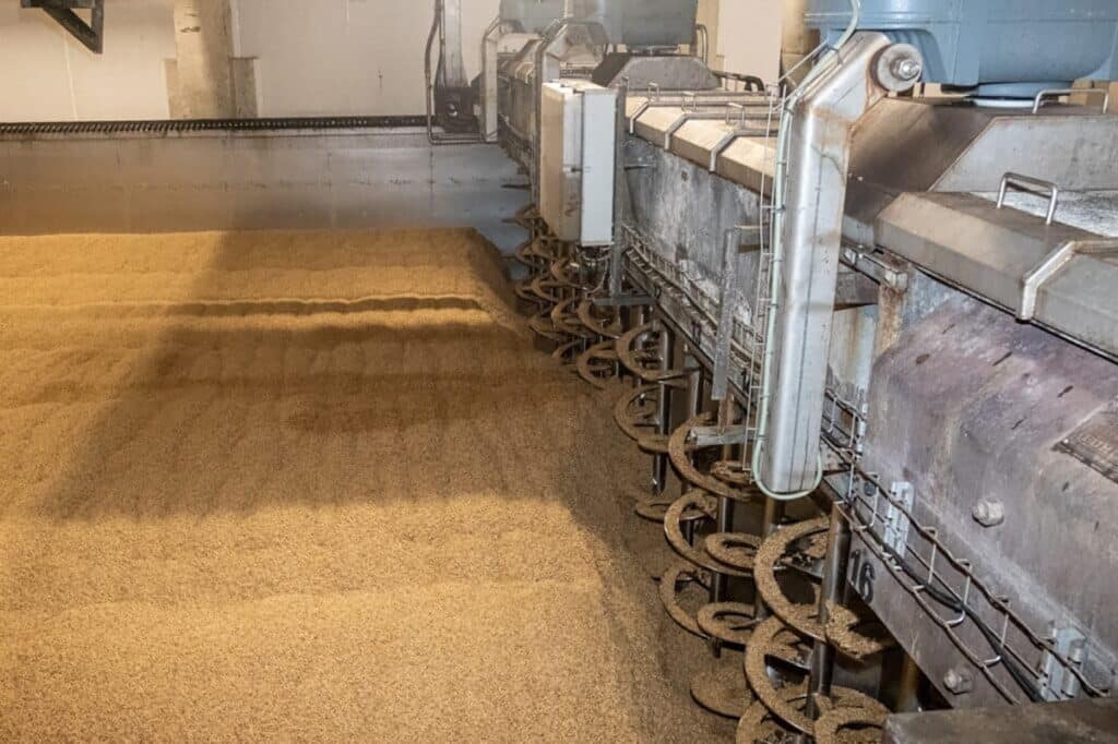 Mouterij Albert sort des sentiers battus avecles chaînes porte-câbles à roulettes igus 2