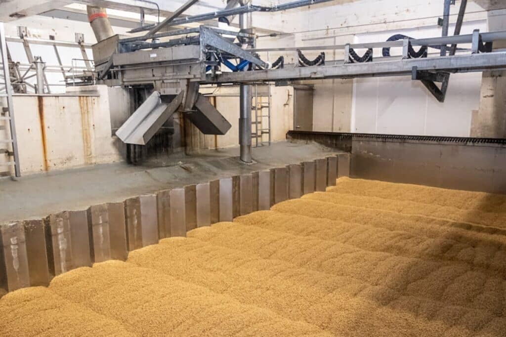 Mouterij Albert sort des sentiers battus avecles chaînes porte-câbles à roulettes igus 1