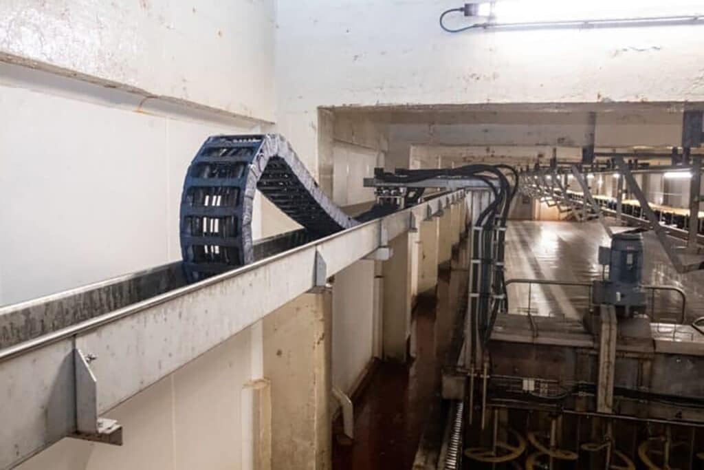 Mouterij Albert sort des sentiers battus avecles chaînes porte-câbles à roulettes igus 4