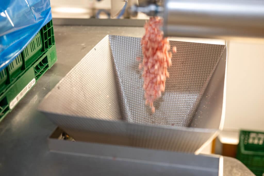 Une première en Belgique : une ensacheuse verticale Flowpack pour les dés de jambon et les lardons 3
