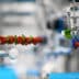 Wereldprimeur: volautomatische brochettemachine met behulp van robots 3